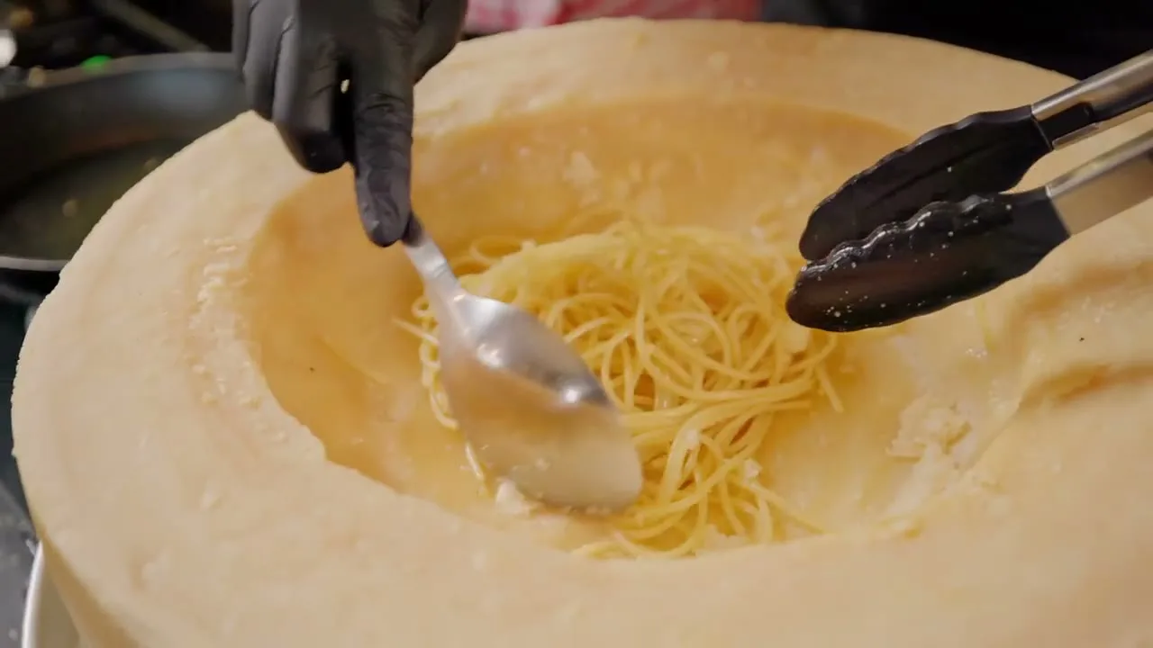 La pasta girando dentro de la rueda de queso
